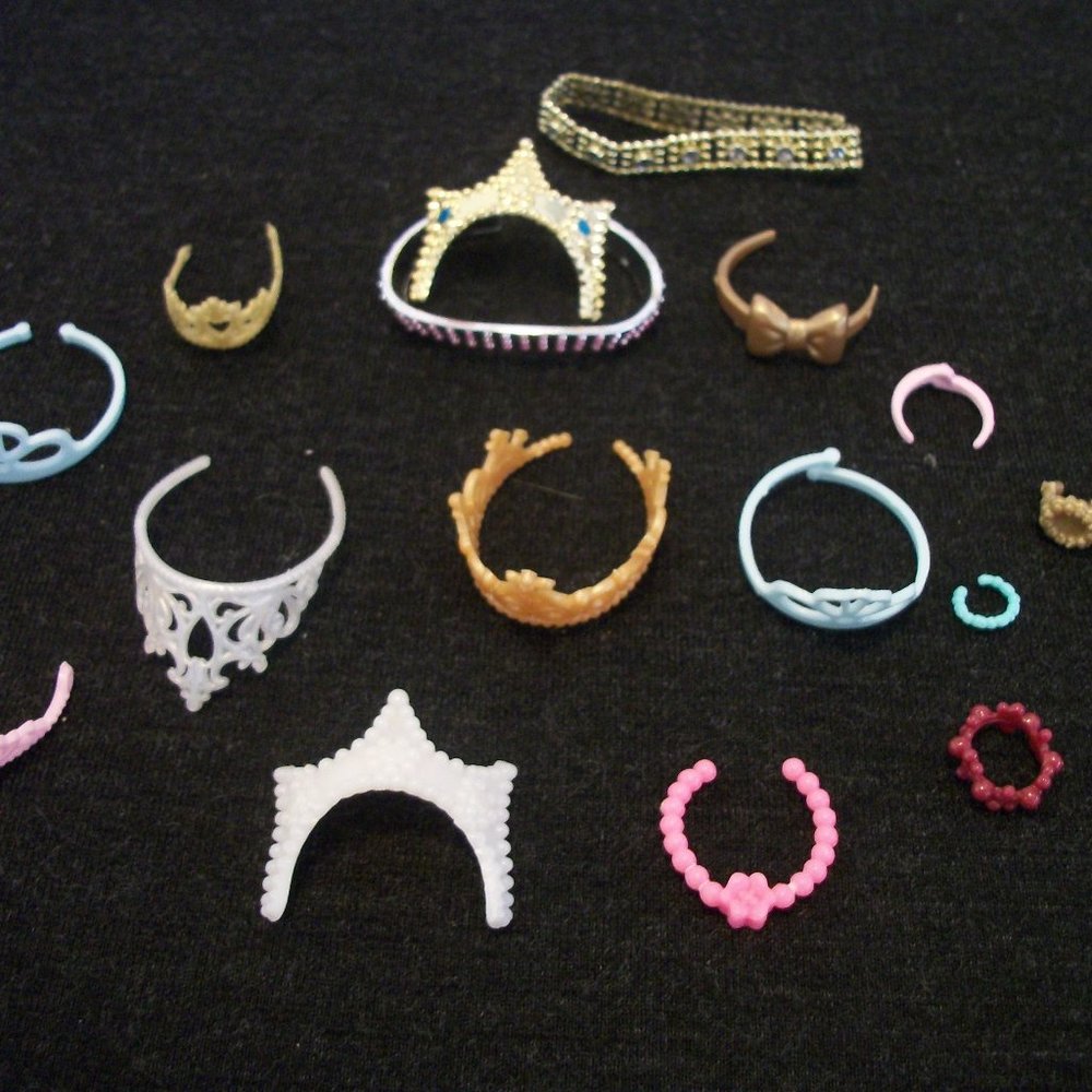 BARBIE BUNDLE CROWNS TIARIAS BELTS & JEWELRY 16